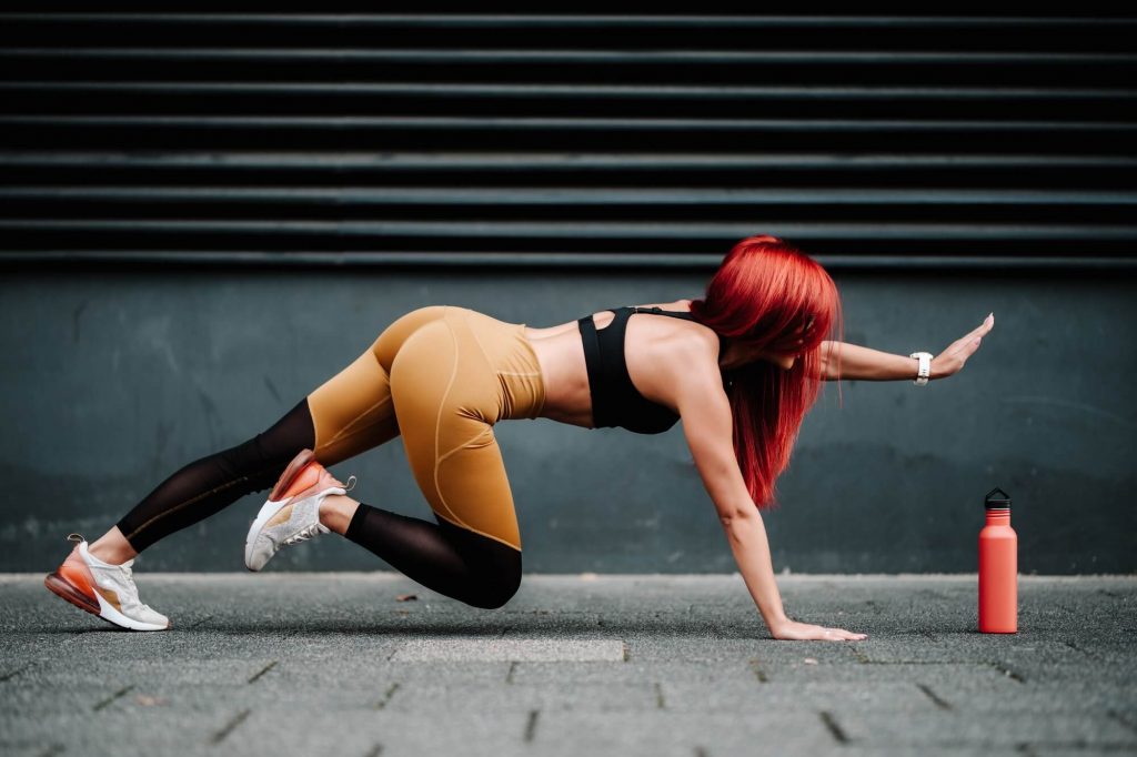 fit-girl-doing-plank-exercise-outdoor-on-a-summer-day-concept-of-fitness